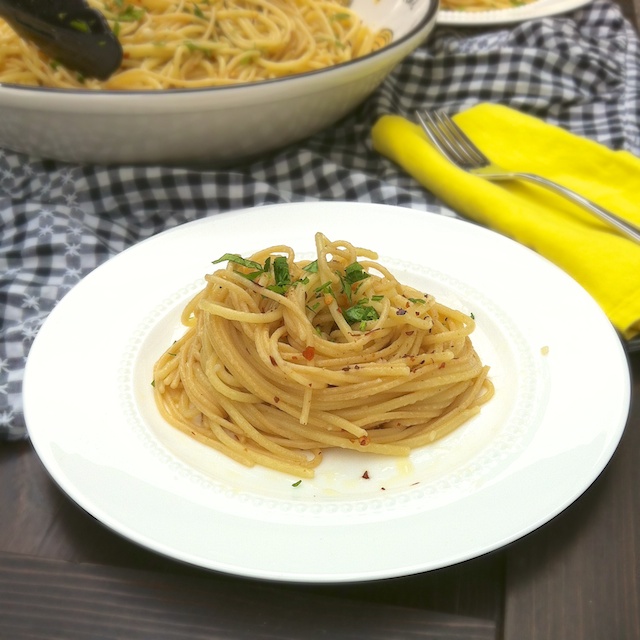 Spaghetti Aglio e Olio | Teaspoonofspice.com