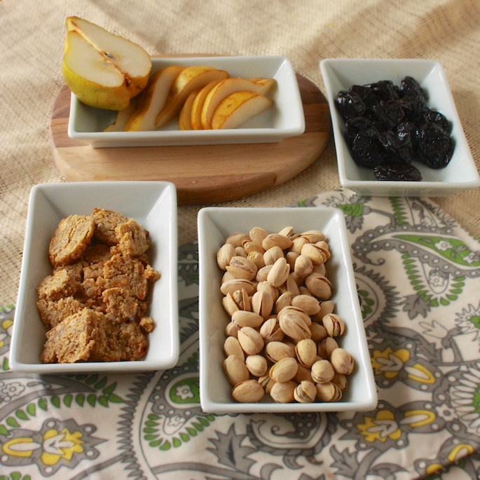 Pistachios, Dried Plums, Pears & Blue Cheese Crackers | Teaspoonofspice.com