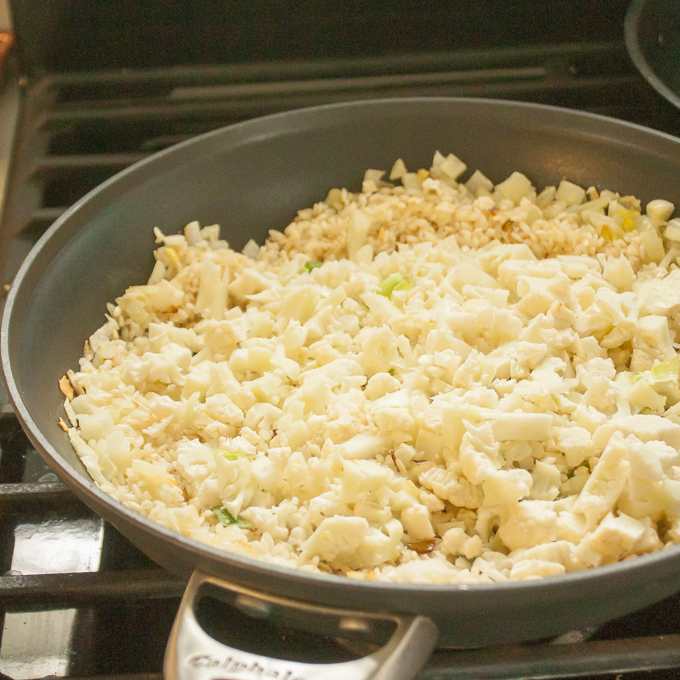 Easy, hands-off recipe: Creamy, cheesy, cauliflower rice. SLOW COOKER CAULIFLOWER PEA RISOTTO | @TspCurry - For more #healthy spring recipes: TeaspoonOfSpice.com