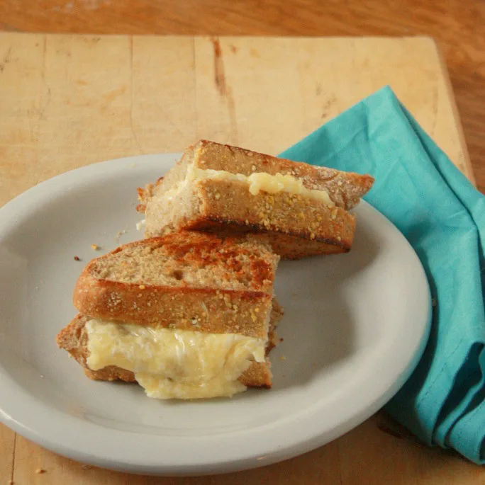 #HealthyKitchenHacks: How to Make Healthier, Gooey Grilled Cheese