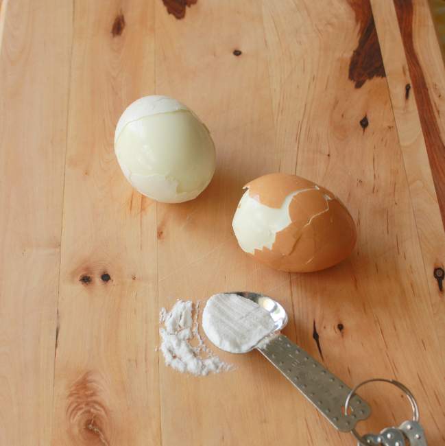 #HealthyKitchenHacks: Easily Peel Hardboiled Eggs | TeaspoonOfSpice.com
