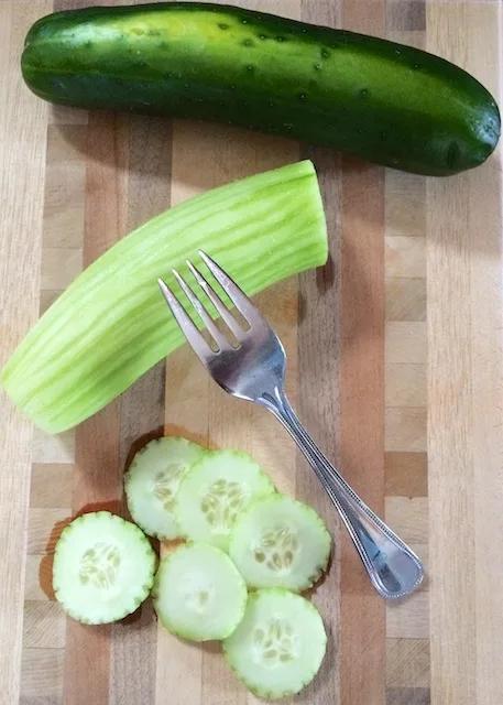 #HealthyKitchenHacks: Make Your Cucumber Slices Fancy in 30 Seconds via @teasponofspice.com @tspbasil