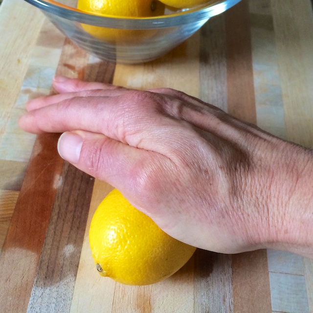 #HealthyKitchenHacks: How to Get More Juice Out of Your Citrus via @teaspoonofspice.com @tspbasil