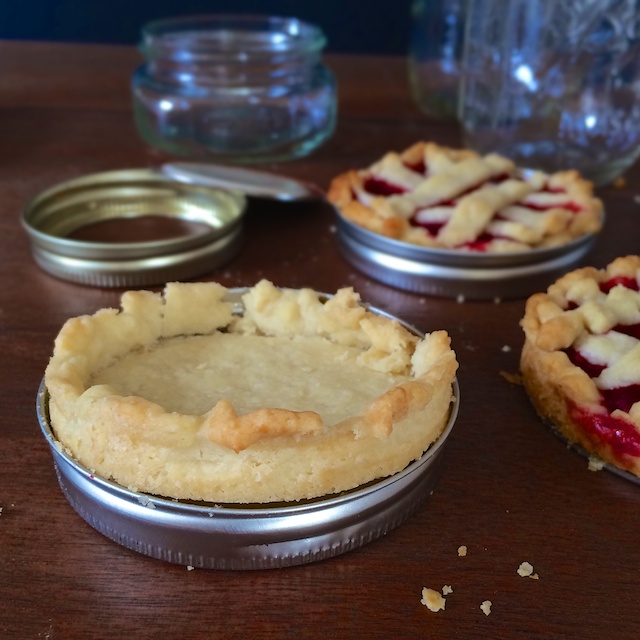 #HealthyKitchenHacks- How to Make Mini Pies Out of Mason Jar Lids (build in portion control!) @tspbasil