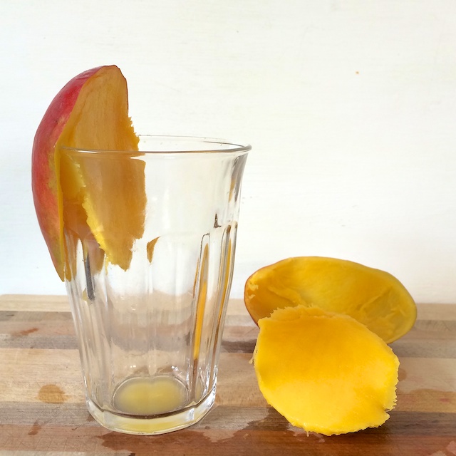 #HealthyKitchenHacks: How To Peel a Mango with a Glass @tspbasil