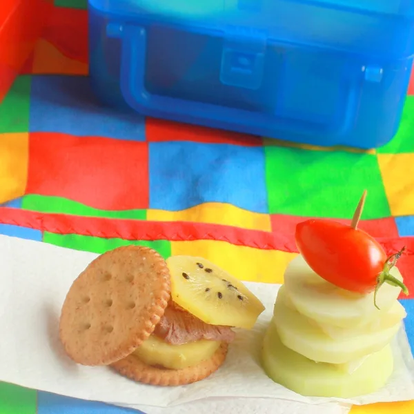 Easy kids lunches: Cracker Stackers | TeaspoonOfSpice.com