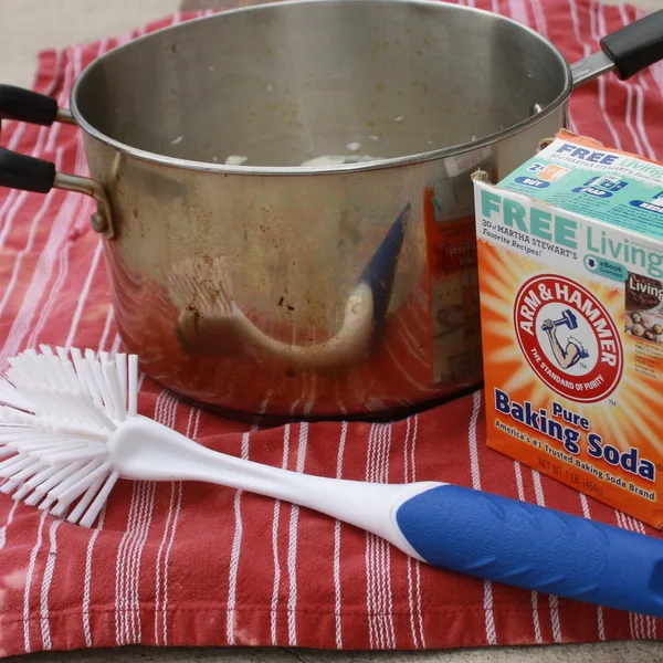 #HealthyKitchenHacks - The Easy Way to Clean Pots Using Baking Soda