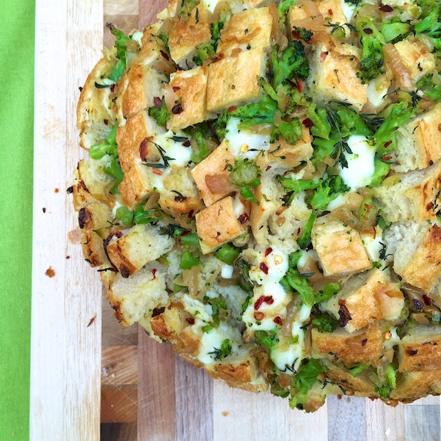 Caramelized Onion & Broccoli Pull-Apart Bread: A savory version of monkey bread featuring sweet onions, broccoli and melted cheese - perfect for game day or entertaining.