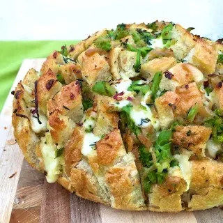 Caramelized Onion Broccoli Pull-Apart Bread @tspbasil