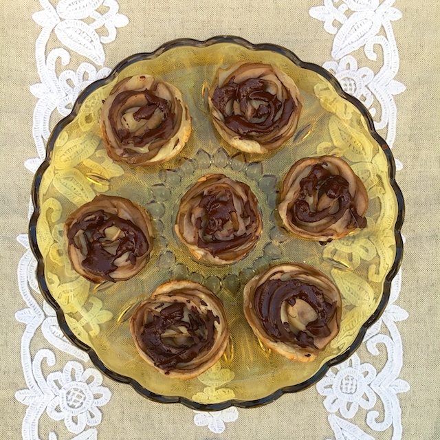 Impress your valentine with these easy to make Chocolate Pear Roses using puff pastry. @tspbasil @healthyaperture