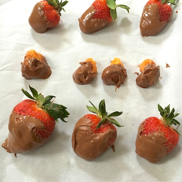 Healthy Kitchen Hacks - Use up your leftover holiday chocolate and make chocolate covered fruit! @tspbasil 