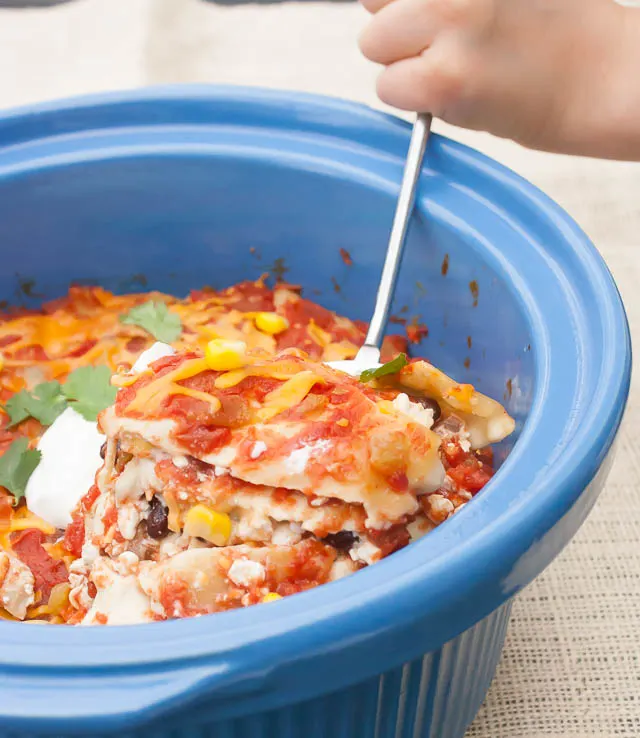 Healthy Mexican Lasagna with Chicken #SlowCooker | @tspcurry