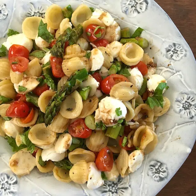 A spring twist on a classic Italian salad: roasted asparagus meets Caprese salad and pasta. @tspbasil