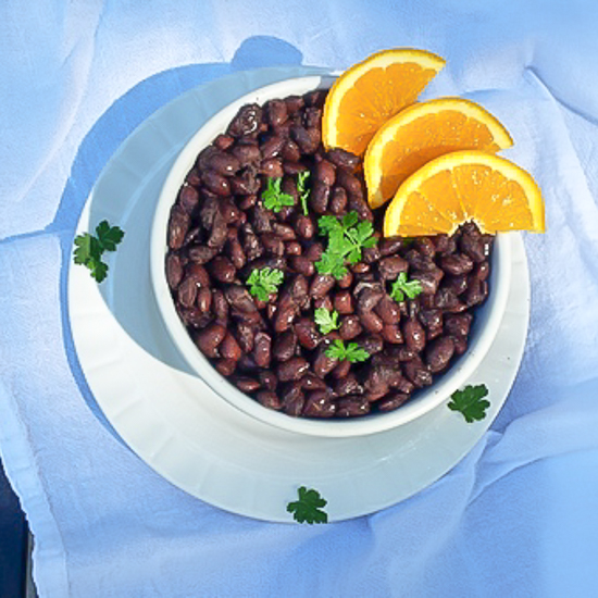 Easy and health ways to cook dried beans. Cook dry beans in the slow cooker or on the stove. Orange-Infused Beans | @Tspcurry for more #HealthyKitchenHacks