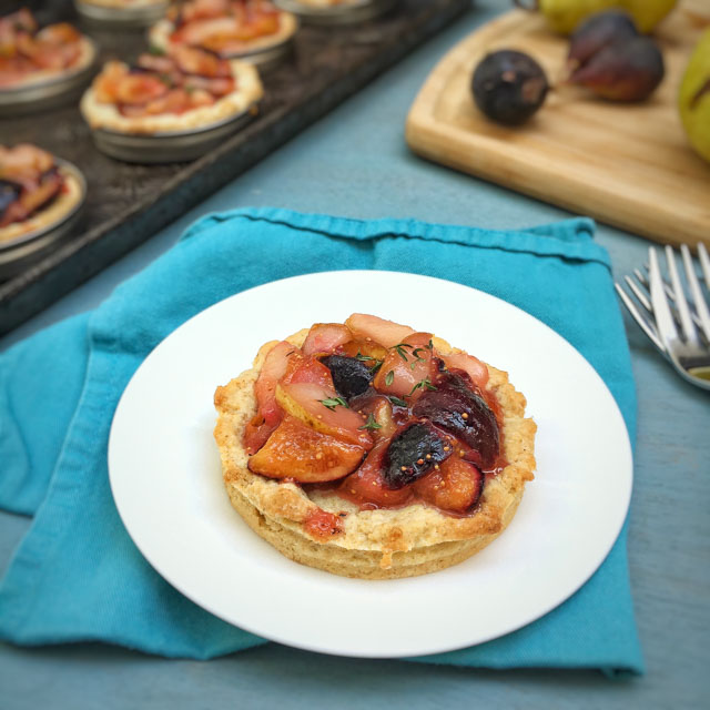 Use Mason jar lids to make portion sized fruit pies like these mini pear and fig tarts! Recipe at Teaspoonofspice.com #healthykitchenhack #minidesserts #fruittarts #figs #pears
