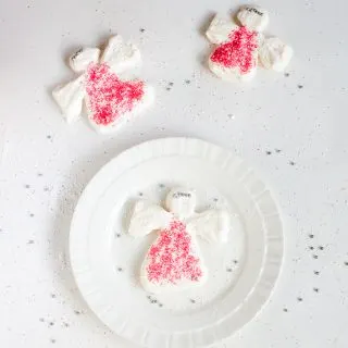 No #pinterestfails! Easy to form Snow Angels are fun to make: HOW TO MAKE CHRISTMAS MERINGUE | @TspCurry For more holiday recipes: TeaspoonOfSpice.com