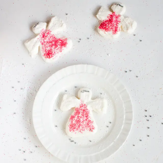 No #pinterestfails! Easy to form Snow Angels are fun to make: HOW TO MAKE CHRISTMAS MERINGUE | @TspCurry For more holiday recipes: TeaspoonOfSpice.com