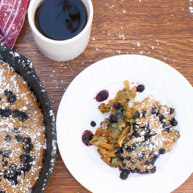 Make this crowd-pleasing holiday brunch dish in only 20 minutes: Puffy Gingerbread Oven Pancake with Wild Blueberries | @Tspcurry - For more BRUNCH recipes go to TeaspoonOfSpice.com