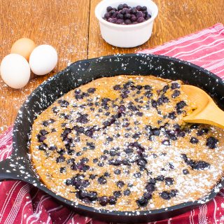 Make this crowd-pleasing holiday brunch dish in only 20 minutes: Puffy Gingerbread Oven Pancake with Wild Blueberries | @Tspcurry - For more BRUNCH recipes go to TeaspoonOfSpice.com
