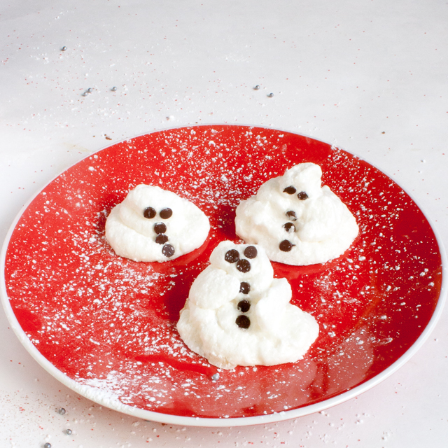 No #pinterestfails! Easy to form Snow Angels are fun to make: HOW TO MAKE CHRISTMAS MERINGUE | @TspCurry For more holiday recipes: TeaspoonOfSpice.com