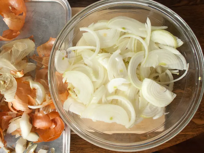This caramelized onion trick is totally hands-off. CARAMELIZED ONIONS IN THE SLOW COOKER | @TspCurry - For more Healthy Kitchen Hacks: TeaspoonOfSpice.com