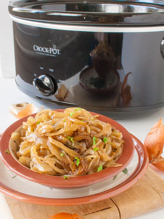 This caramelized onion trick is totally hands-off. CARAMELIZED ONIONS IN THE SLOW COOKER | @TspCurry - For more healthy recipes: TeaspoonOfSpice.com