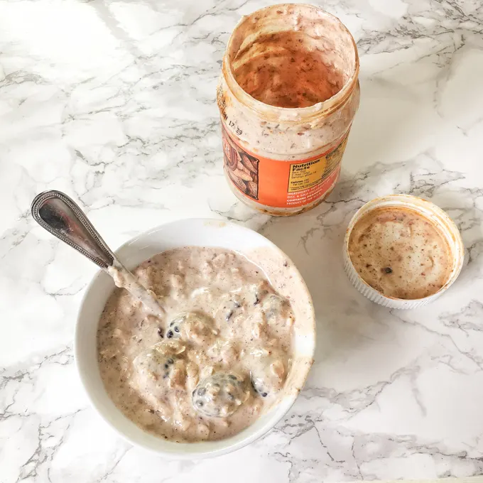 Save your empty peanut butter jar and make these overnight oats! Get the recipe and more healthy kitchen hacks at Teaspoonofspice.com