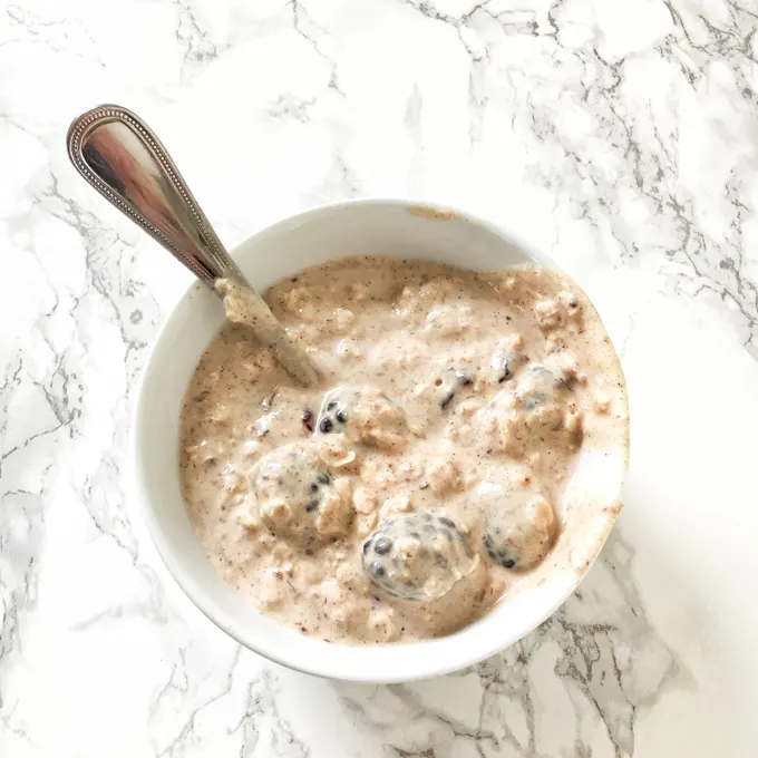 Save your empty peanut butter jar and make these overnight oats! Get the recipe and more healthy kitchen hacks at Teaspoonofspice.com