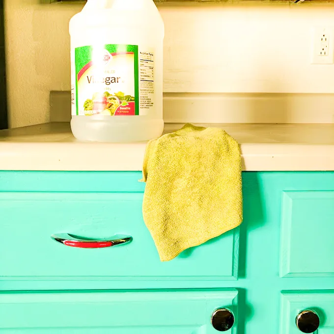 Easy, safe ways to clean - that really work: 3 Really Good Natural Cleaners | @TspCurry #HealthyKitchenHacks