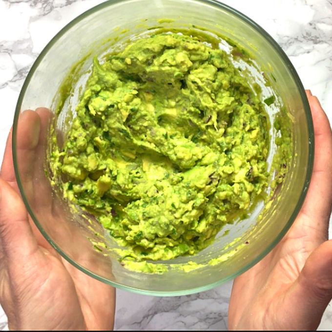 Find out the best and easiest way to keep your guacamole green! See this Healthy Kitchen Hack and more at Teaspoonofspice.com