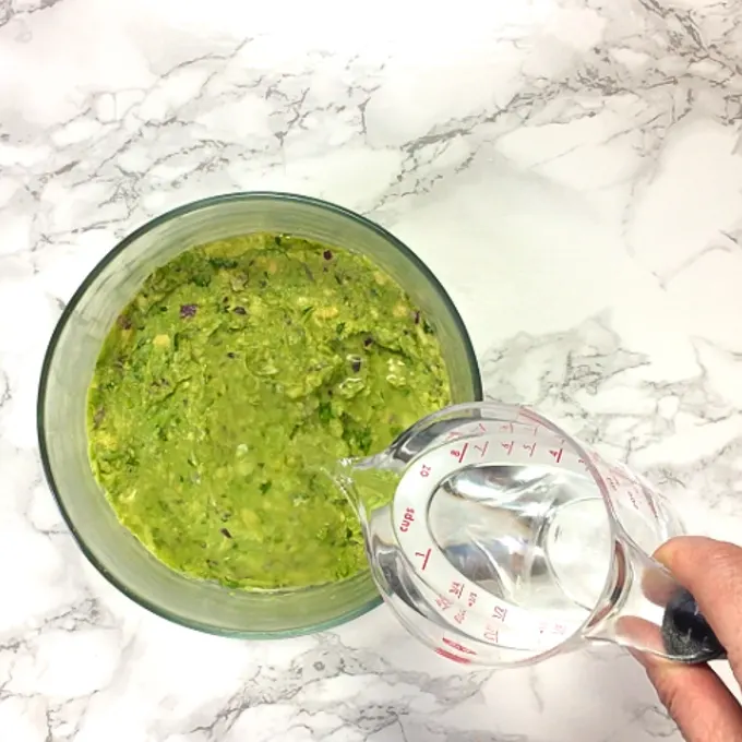 Find out the best and easiest way to keep your guacamole green! See this Healthy Kitchen Hack and more at Teaspoonofspice.com