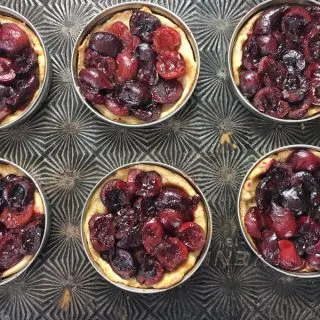 Use Mason jar lids to make portion sized mini fruit pies and tarts! Recipe at Teaspoonofspice.com