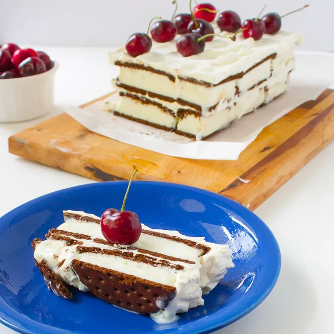 Ice Cream Sandwich Cake with Frozen Yogurt Frosting | @TspCurry