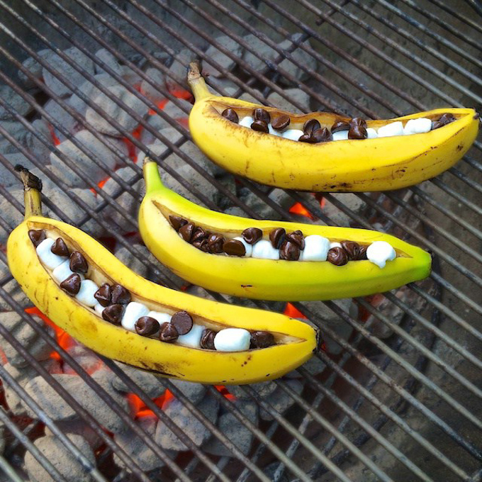 Use your grill to make a quick, better-for-you banana dessert instead of s'mores. Recipe at Teaspoonofspice.com
