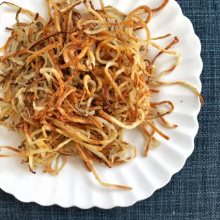 Spiralize up a batch of these addicting crunchy fries that are baked instead of fried. Recipe at Teaspoonofspice.com