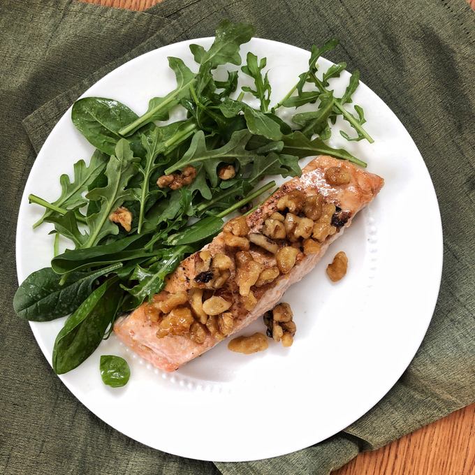 Impress your family with this Maple Walnut Crusted Salmon dish using fresh sockeye salmon filets from @ALDIUSA. Recipe post at Teaspoonofspice.com #sponsored #ALDILove #salmon #fish #lent #seafood #fishrecipe